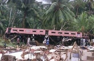 В прибрежной зоне Шри-Ланке в это время находился поезд, заполненный пассажирами. Общее число погибших - 2000 человек. Это крупнейшая железнодорожная катастрофа в истории.
