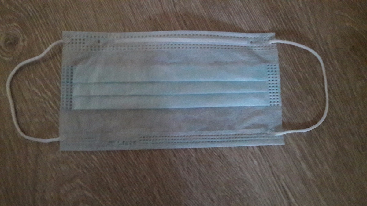 Одноразовая медицинская маска, купленная в аптеке за 16 рублей.