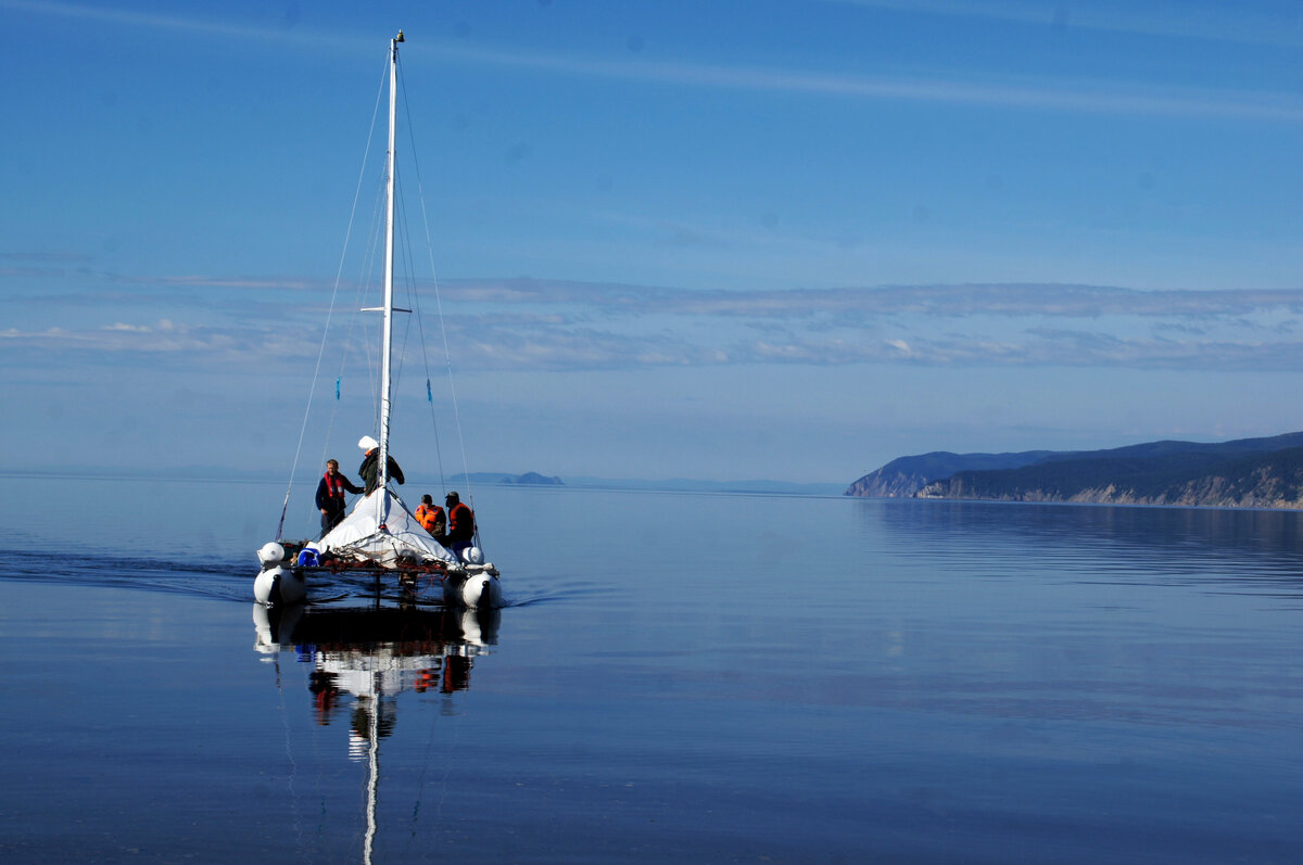 Да, все мы вышли из моря, но не все мы дети моря… Выдающимися моряками (даже адмиралами) становятся люди из самых, что ни на есть сухопутных областей России (Ушаков, Невельской и пр.) С другой стороны люди , всю жизнь проживающие на берегу, порою, прохладно относятся к подарку судьбы…  В каждом мужчине живет мальчишка, и приходит время, когда все поставленные перед ним социальные задачи (посадка дерева, постройка дома,  воспитание наследника …)позади. А зов моря становится непреодолим….