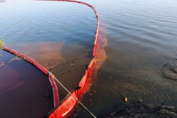 Вот таким непростым способом спасатели  предотвращают распространение нефтепродукта.