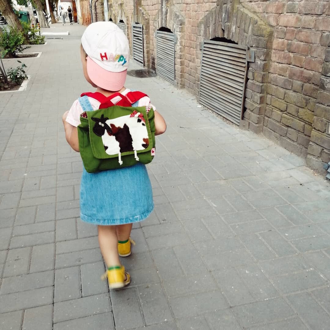 Рюкзачек за 80 рублей, кепка за 30 рублей и джинсовый сарафан за 75 рублей