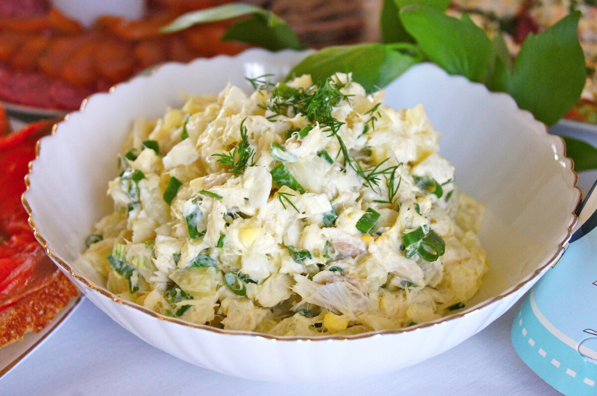 салат с консервированной рыбкой. салат из семги. салат с рыбной консервой и рисом. рыбный салат с яйцом и луком. салат со шпротами.