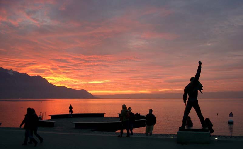 https://upload.wikimedia.org/wikipedia/en/a/a9/Freddie_Mercury_Statue_-_Montreux.jpg