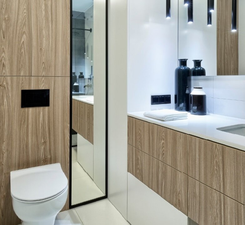 Еще один вариант использования деревянных поверхностей, а зеркало зрительно расширяет пространство маленькой ванной и делает его более сложным.