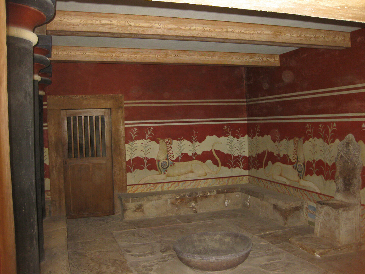 Чтобы все это сфотографировать, придется отстоять очередь. По ощущениям, очередь создается искусственно, для придания более величественной атмосферы тронному залу и происходящему. 