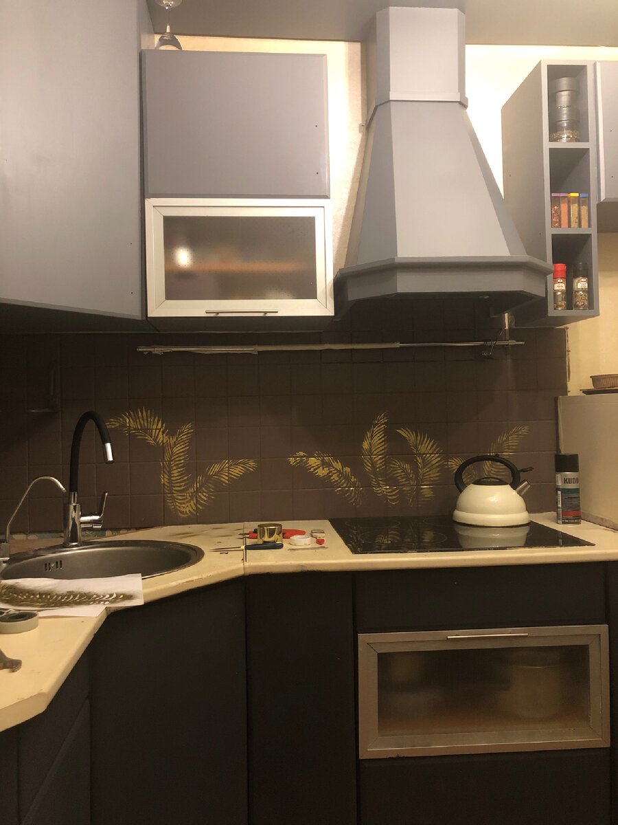 Верхние фасады светло-серый, фартук с коричневым подтоном, нижние шкафы практически черные. На фартук добавила золотые листья