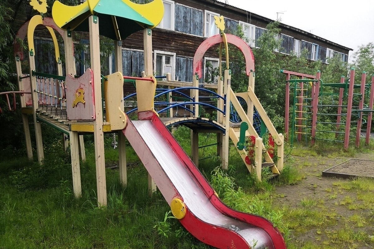 старая детская площадка. плохие детские площадки. стараядесткая площадка. старые детские площадки. старые детские площадки.