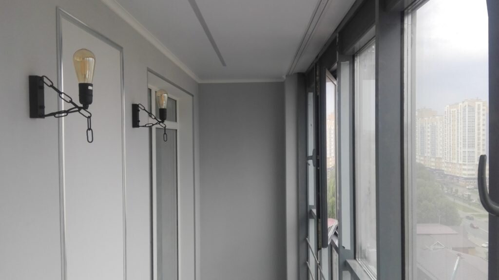 Крашеные стены на лоджии