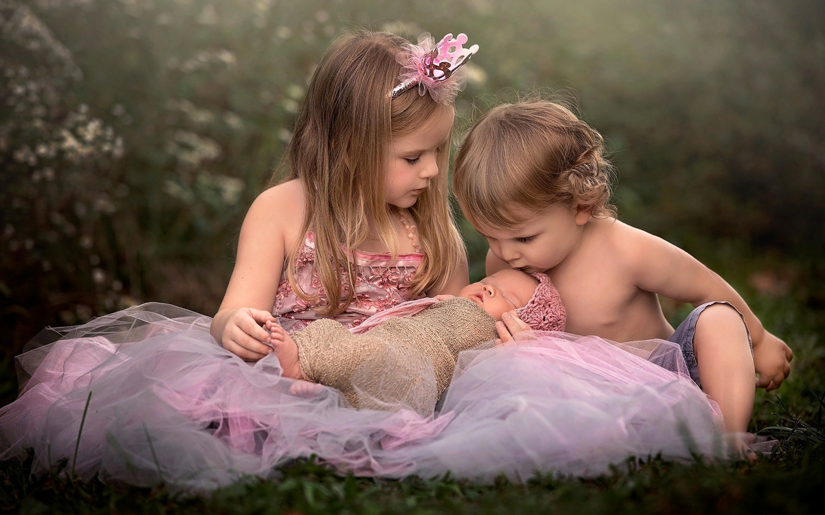 Дочка пожала маме руку. Привлекательные молодые мамы. Мария адоевцева ступни. Маленький ребёнок прекрасен. Анна павага родители.