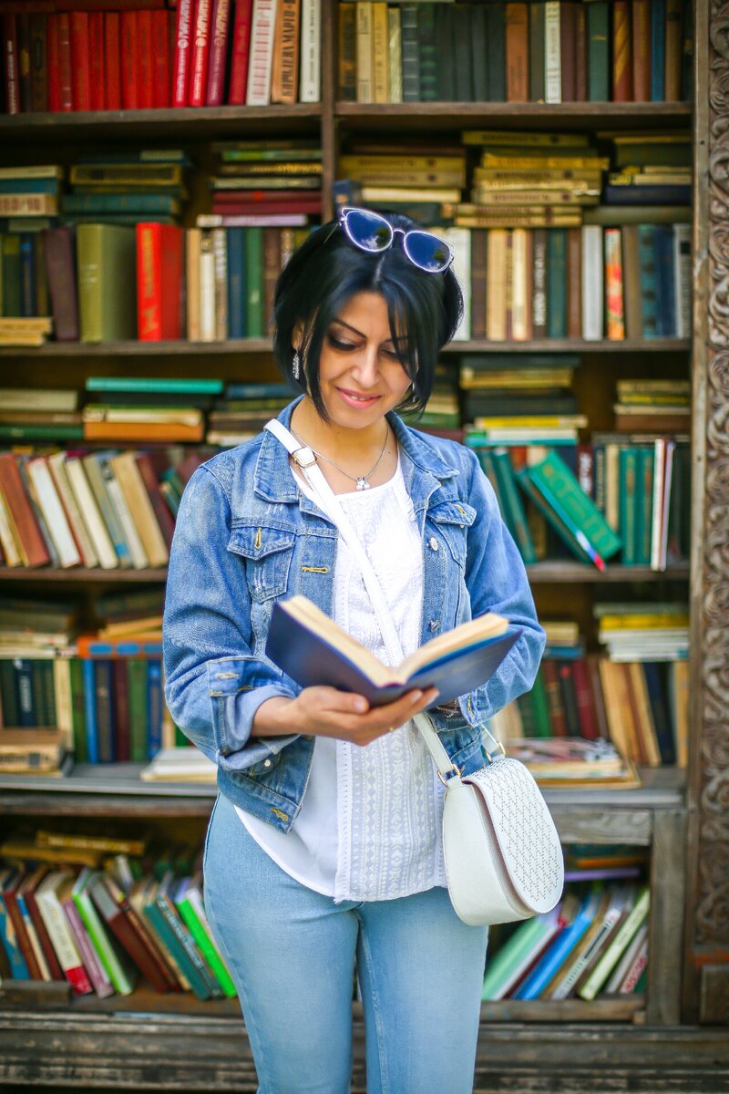 ​​Знаешь, когда наступают самые большие трудности в жизни? Они приходят тогда, когда ты так сильно сбился с пути, что свет в конце тоннеля уже еле различим. Ты можешь обманывать кого угодно, но только не Себя и Меня. Мы ведь знаем всю правду. Когда ты сбиваешься с пути, я даю тебе знаки об этом.
⠀
Когда ты продолжаешь идти не туда, я стараюсь сказать тебе об этом, подарив проблему, небольшую, но в ней ещё один знак. Если ты не слышишь, то ещё одну побольше. Затем я перестаю давать тебе энергию. Потом беру твоё здоровье.
⠀
Кто-то ведь уже говорил тебе об этом: «Когда идёшь по своему пути, Всё Вселенная будет способствовать осуществлению твоей мечты», правда? Когда ты идёшь верно - у тебя нет проблем. У тебя есть задачи, которые взращивают тебя, но вместе с ними всегда есть энергия, чтобы творить. Никакого опустошения, никакого отчаяния.
⠀
Только ТВОРЕНИЕ, только ВДОХНОВЕНИЕ, только СИЛА и ЭНЕРГИЯ. Ты здесь для того, чтобы идти своим путём. И я настолько сильно люблю тебя, что готова доставить весьма чудесные неприятности, лишь бы разбудить Тебя.
⠀
ТВОЯ ВСЕЛЕННАЯ