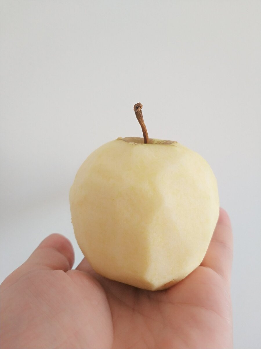 Шаг 1. Очищаем яблоко от кожуры.