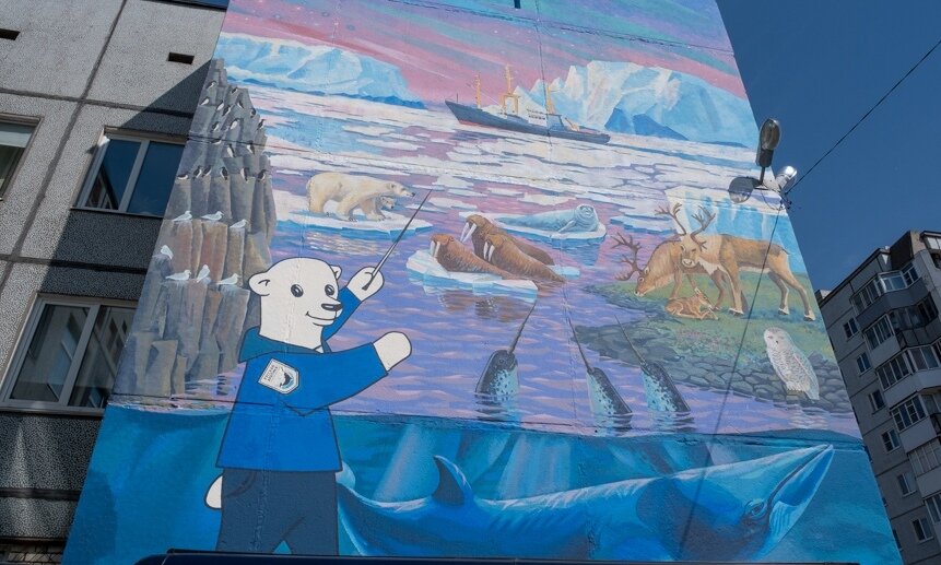 Арктический мурал на стене школы №45 в Архангельске