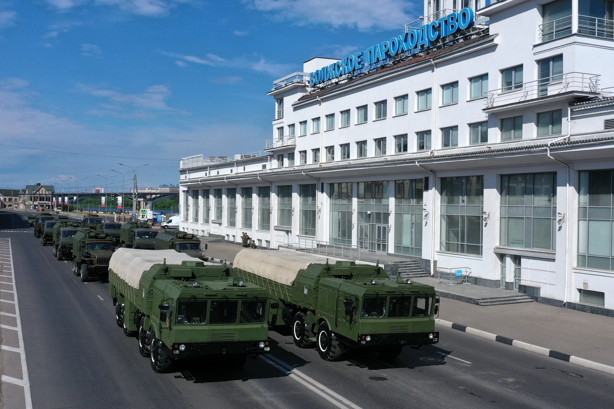 Власти Нижегородской области приняли решение провести торжественное шествие войск нижегородского территориального гарнизона 24 июня. Впервые парад пройдет не на площади под стенами Кремля, а на набережной. Впервые следить за парадом можно будет в прямом эфире, так как зрителей на него не пригласят. В субботу в Нижнем Новгороде прошли первые сводные тренировки расчетов. 
