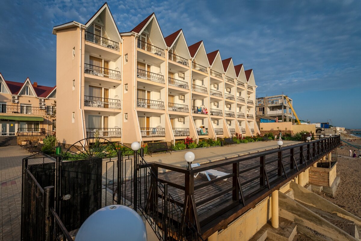 Отели в поселках крыма. Мини гостиница у моря. Санаторий рассвет николаевка крым. Симферополь поселок николаевка. Пансионат рассвет крым.