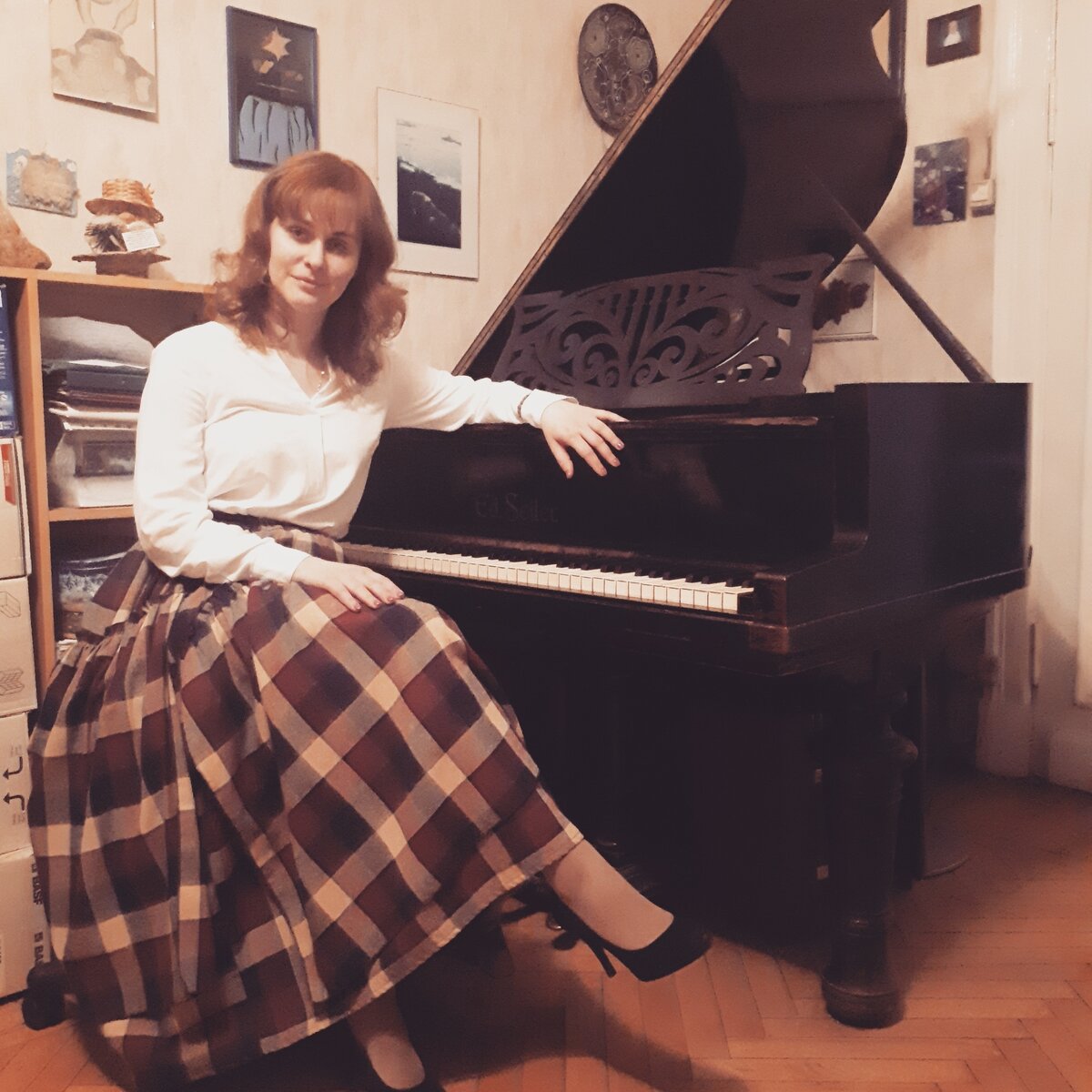 Наталья Улитина за роялем.