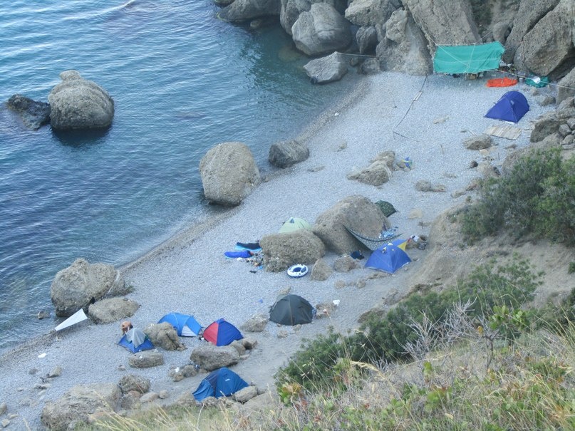 Мыс Меганом. Бухта Гравийная. Еще можно радоваться  свободному отдыху в бухтах.