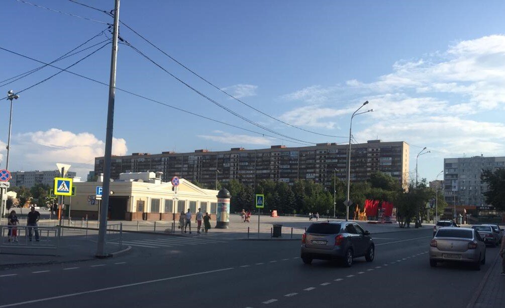 Самый длинный дом Тюмени, протяжённостью почти 300 метров. Улица Республики, дом 92.