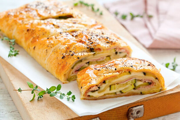 Сложно найти человека, кто бы мог отказаться от такого вкусного угощения, ведь слоеный пирог с сыром – это потрясающее блюдо с необычным послевкусием, что сложно дается описанию. А что бы понять всё это, нужно непременно начать готовить, следуя нашим рецептам вкусных пирогов из слоеного теста с различной начинкой, а уж после пробовать и наслаждаться.