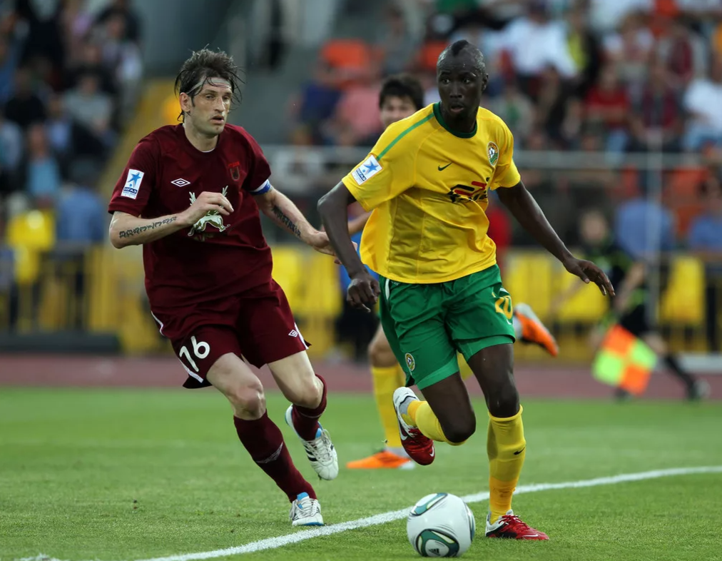 Ласина Траоре убегает от Романа Шаронова