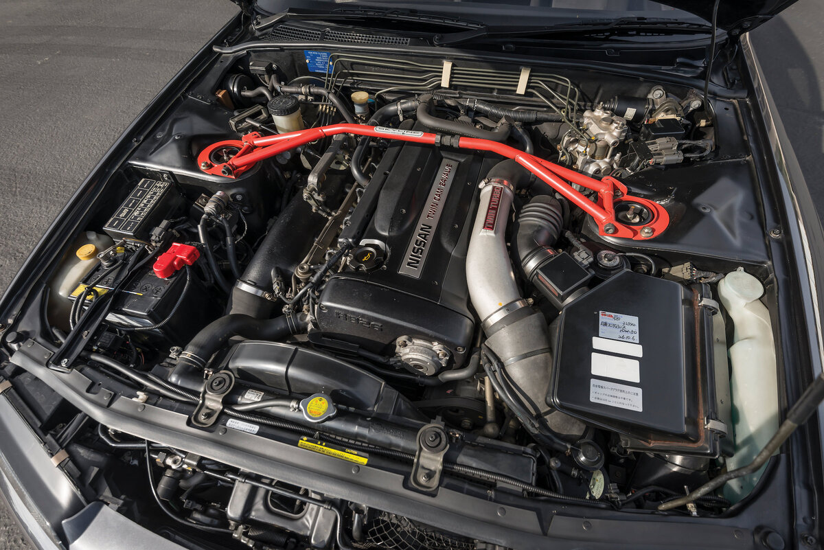 На платформе Skyline также выпускались модели A31 Cefiro C33 Laurel S13 Silvia.  Модели:

GXi Type-X — 1.8 л CA18i l4, 91 л. с. (67 кВт)
GTE Type-X — 2.0 л RB20E l6, 125 л. с. (93 кВт, 172 Н·м)
GTS Type-X, S, J — 2.0 л RB20DE l6 155 л. с. (115 кВт, 184 Н·м)
GTS-25 Type-X, S, XG — 2.5 л RB25DE l6, 180 л. с. (132 кВт, 231 Н·м)
GTS-t Type-M — 2.0 л RB20DET turbo l6, 212 л. с. (158 кВт, 263 Н·м)
GTS-4 — 2.0 л RB20DET turbo l6, 212 л. с. (158 кВт, 263 Н·м)
GTS-4 (Autech) — 2.6 л RB26DE l6, 225 л. с. (169 кВт)