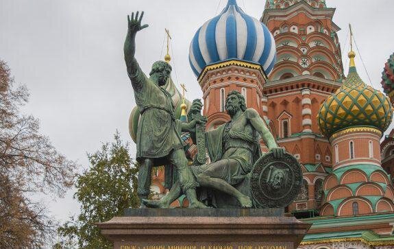 Памятник Минину и Пожарскому, посвящённый предводителям Второго народного ополчения 1612 года, окончанию Смутного времени и изгнанию польских интервентов из России. Архитектор — Иван Мартос, создан в 1818 году. / wikipedia.org 