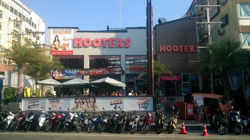 Спортивно-пивной франчайзинг Hooters - девушки, спортивное ТВ и пиво. Что ещё надо?