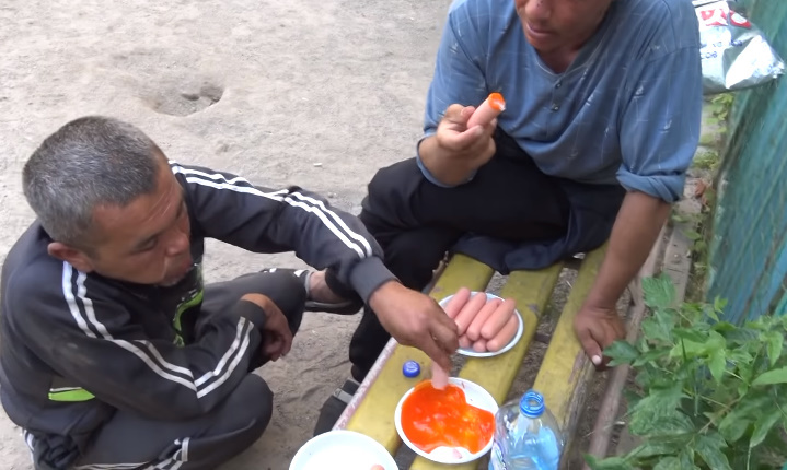 на земле сидит Сергей