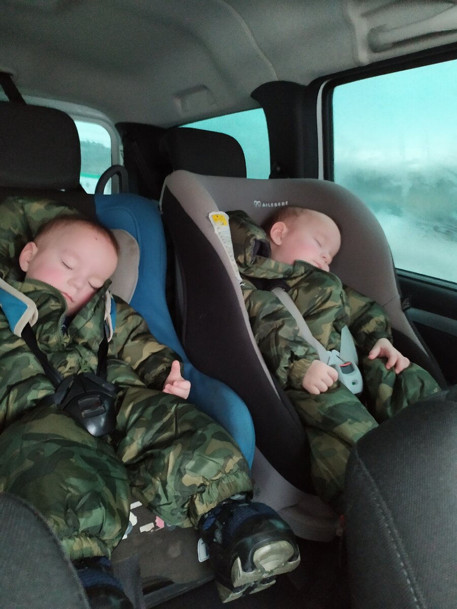 В нашем Ларгусе 7 мест, все дети ездят в креслах пристегнутые. 