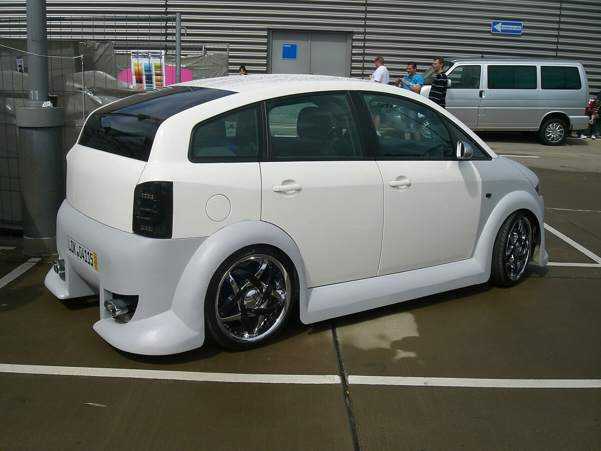 Даже тюнинговый обвес не может придать этому автомобилю шарма...