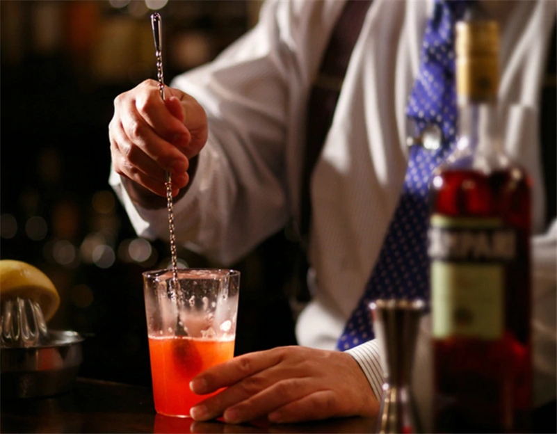 Бармен замешивает коктейль стирером / Изображение из открытых источников