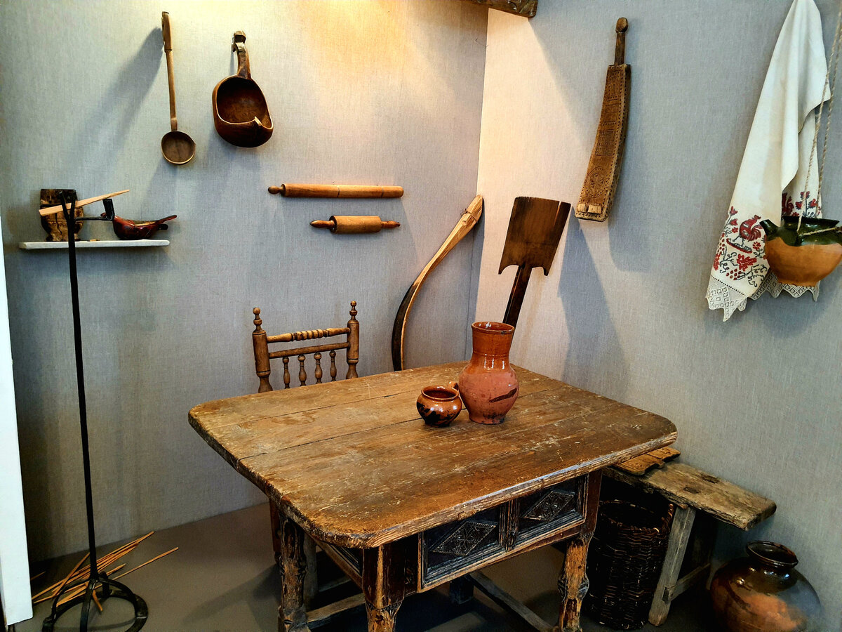 Предметы крестьянского обихода, русская изба. А жилища татар было легко угадать: окна татарских домов были без резных наличников.  