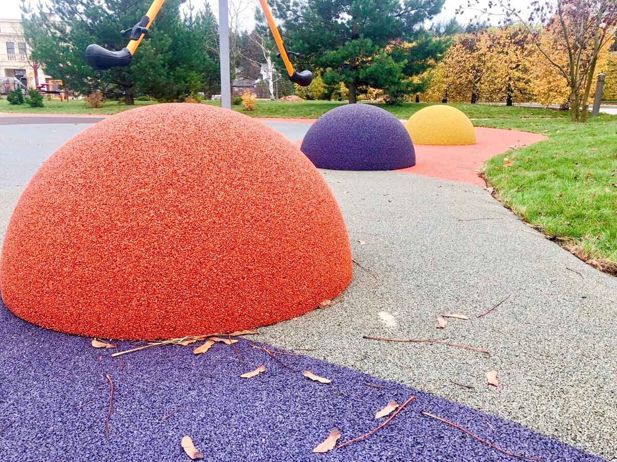 Применение 3D фигур и динамического оборудования на детской площадке. Такое оборудование не требует обустройства толстого покрытия