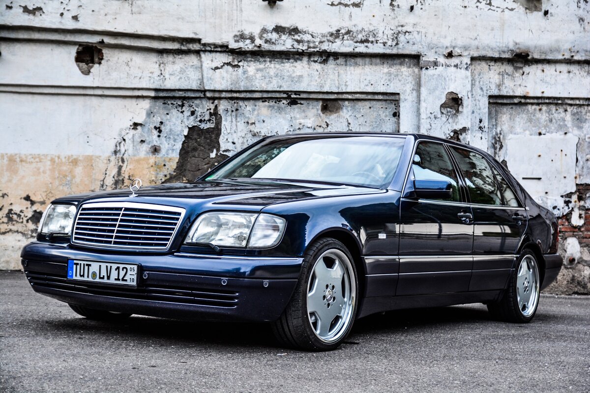 W140, кабан, при виде его сразу понимаешь статус человека который сидит в нем на заднем сидении