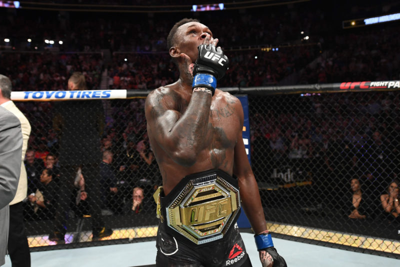 Атланта, Джорджия - 13 апреля: Исраэль Адесанья реагирует после победы над Кельвином Гастелумом единогласным решением судей в своем промежуточном чемпионском поединке в среднем весе во время турнира UFC 236 на арене State Farm Arena 13 апреля 2019 года в Атланте, штат Джорджия. (Фото Джоша Хеджеса / Zuffa LLC / Zuffa LLC через Getty Images)