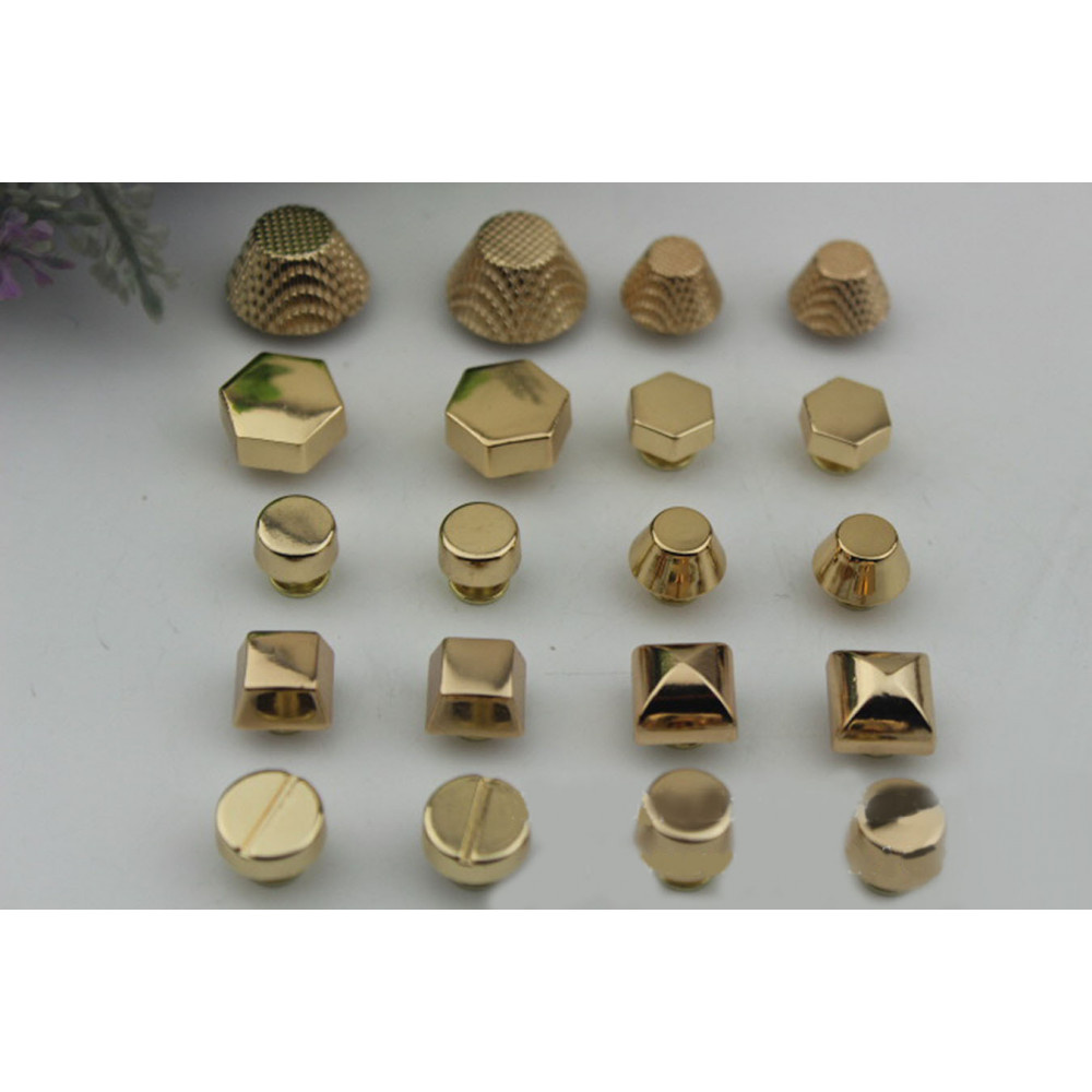 А на вашей любимой сумочке есть пукля? Это такая фурнитура в виде ножек или заклепок на дне данного аксессуара, которая служит как для защиты нижней части сумки от повреждения, так и для украшения.