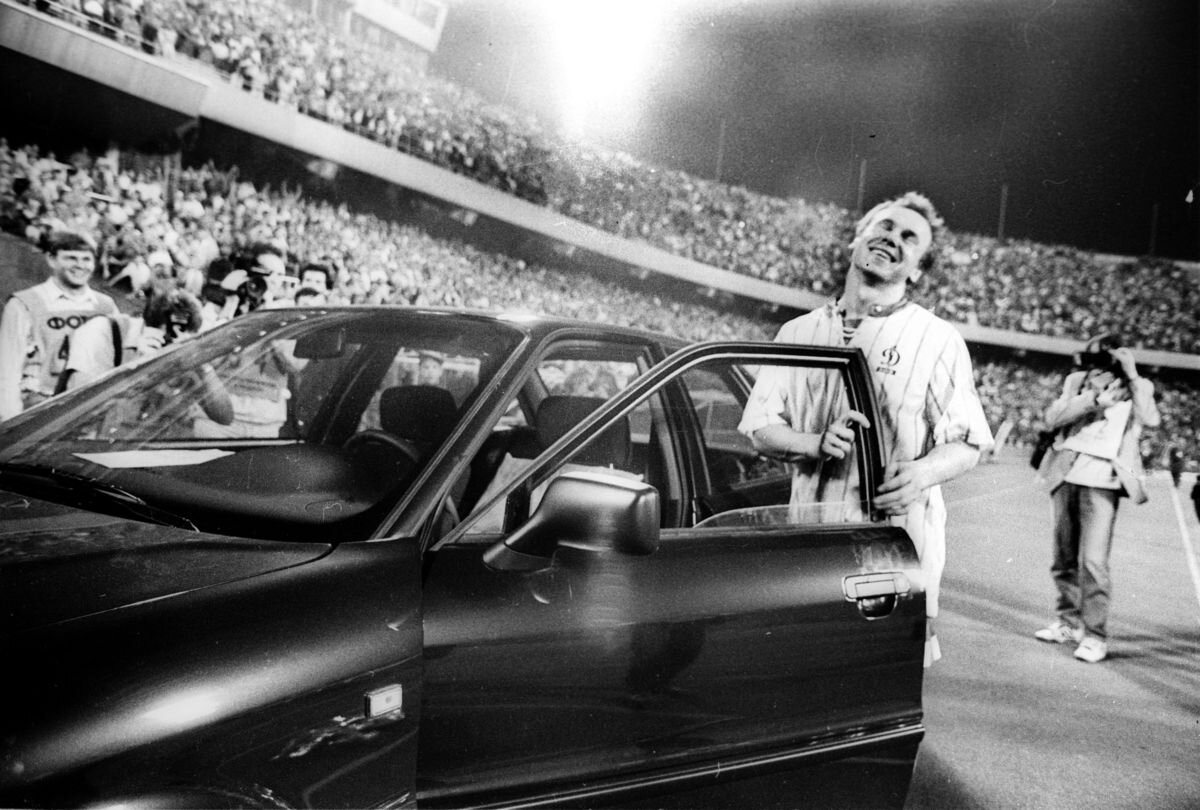 Виктор Леоненко с призом лучшего игрока матча против "Спартака" - автомобилем "Ауди". Фото "Спорт-Экспресс.