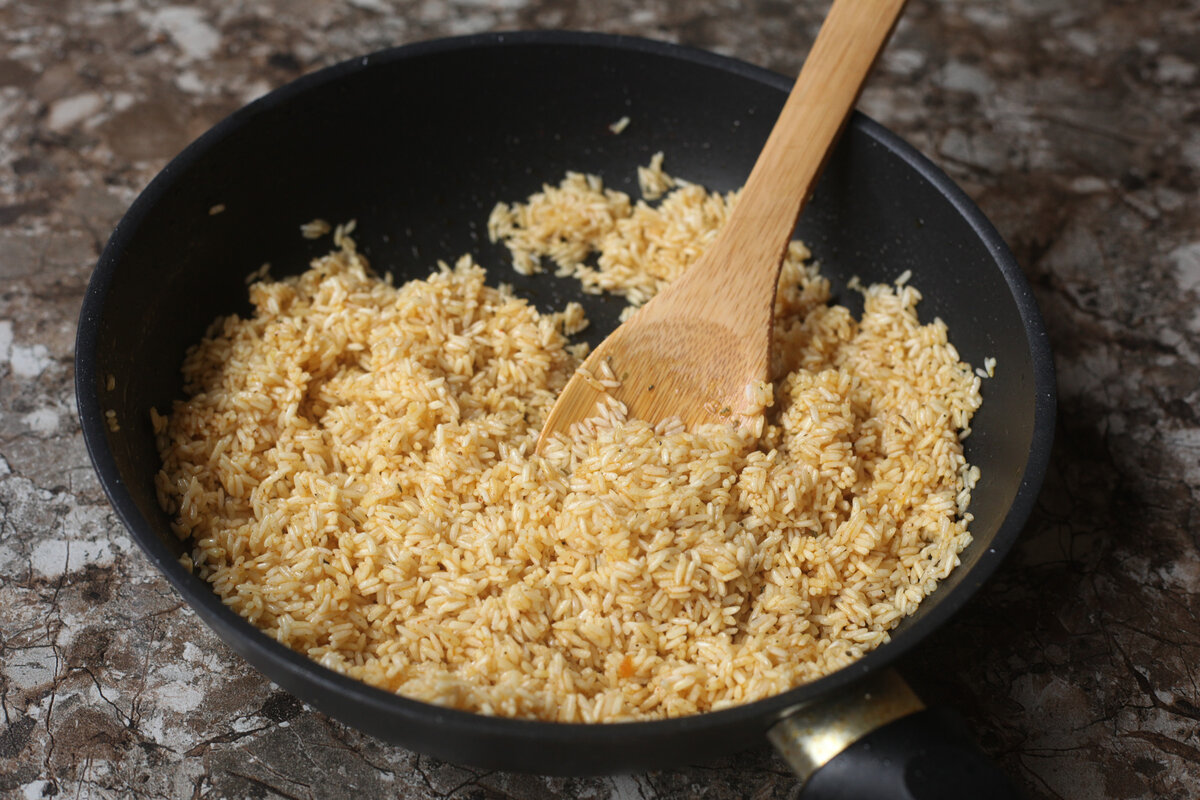 Жарено вареный рис. Варка риса. Что приготовить с рисом. Рис сваренный. Рис в кастрюле.