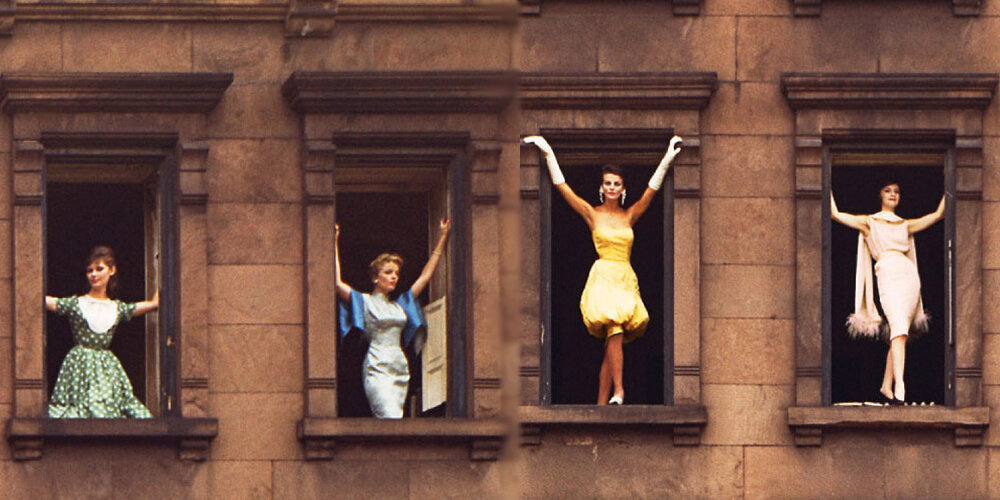 Старый дом и 43 девушки в окнах. Фрагмент