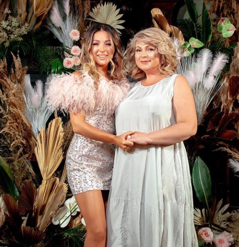 Нюша с мамой