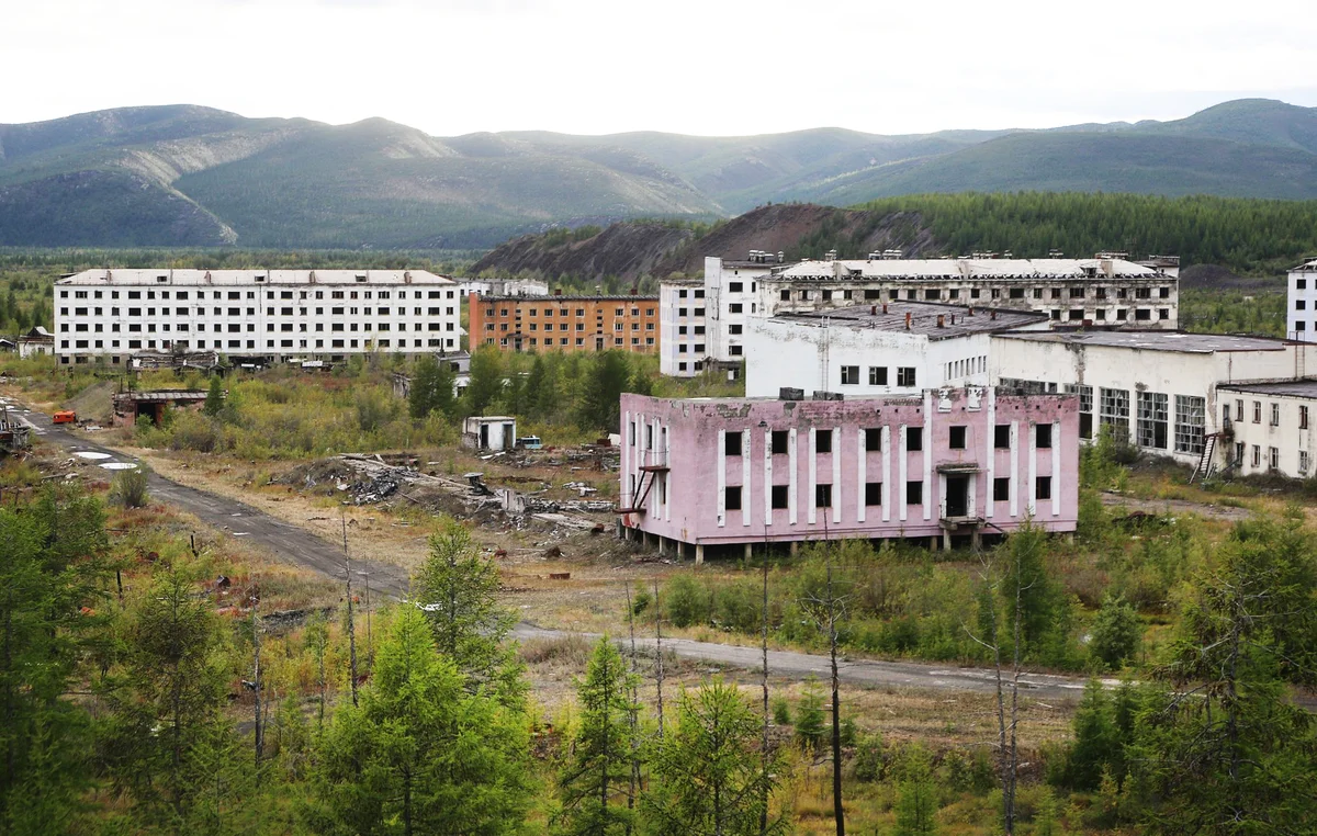 Таежинск. Поселок Синегорье Колыма. Город призрак в России Кадыкчан. Поселок Кадыкчан, Магаданская область. Кадыкчан шахта.