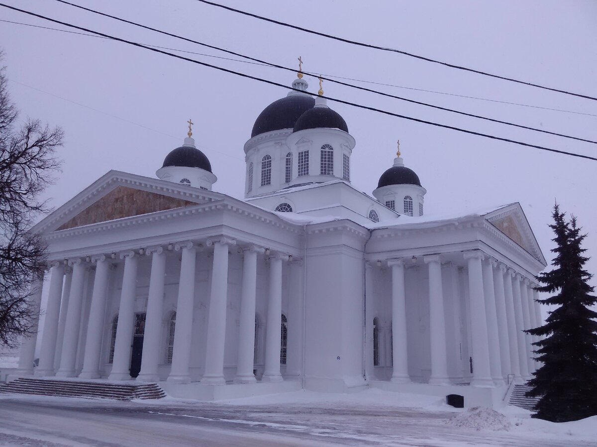 Храм в г. Арзамасе, где хранится нерукотворный Крест.