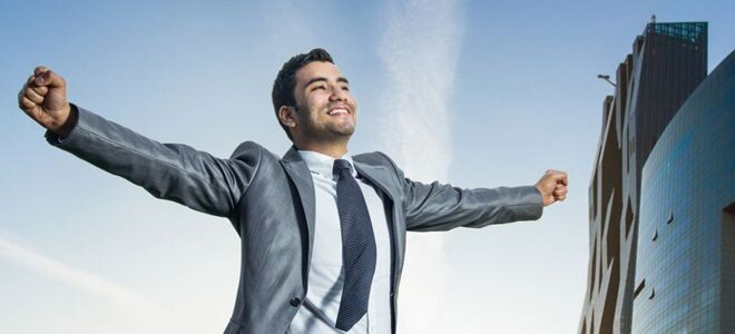 1. Наращивание эффекта Когда один результат накладывается на другой — это магия. Ищите ее везде. Экспоненциальные кривые — ключ к богатству.

Средний бизнес, стоимость которого растет на 50% каждый год, становится огромным за очень короткое время. Немногие компании демонстрируют реальные сетевые эффекты и исключительную масштабируемость. Но с развитием технологий их будет все больше и больше. И это стоит усилий по поиску и созданию технологий.

И вам тже стоит придерживаться экспоненциальной кривой — нужно стремиться к тому, чтобы жизнь шла по постоянно растущей траектории вверх и вправо. Важно выбрать карьеру, где возникает такой эффект накопления, потому что большинство карьерных путей довольно линейны.

Избегайте сфер, где люди, которые занимаются своим делом два года, могут быть такими же эффективными, как те, кто занимается этим двадцать лет. По мере развития карьеры каждый элемент работы, которую вы выполняете, должен приносить все больше и больше результатов. Есть много способов добиться этого — капитал, технологии, бренд, сетевые эффекты и управление людьми.

Полезно сосредоточиться на том, чтобы добавить еще один уровень к вашему показателю успеха: деньги, статус, влияние на мир или что-то еще. Я готов потратить между проектами немало времени, чтобы найти следующую цель. Но я всегда хочу, чтобы это был проект, который в случае успеха сделает оставшуюся часть моей карьеры значительно легче.

Большинство людей увязло в линейных возможностях. Отбросьте маленькие возможности и переключитесь на кардинальные изменения.

Я думаю, что самое большое конкурентное преимущество в бизнесе — как для компании, так и для карьеры отдельного человека, — это ориентация на длительную перспективу с широким представлением о том, как различные системы сосуществуют в мире. Самые отдаленные годы — самые важные. В мире, где практически никто не придерживается по-настоящему долгосрочного взгляда, рынок щедро вознаграждает тех, кто это делает.

Доверьтесь экспоненте, наберитесь терпения — и будете приятно удивлены.

2. Будьте уверены в себе — даже чересчур
Вера в себя — это необычайная сила. Самые успешные люди, которых я знаю, верят в себя почти до абсурда.

Воспитывайте эту веру в себя с самого начала. Получая все больше подтверждений того, что ваши суждения верны, и что вы можете постоянно добиваться результатов, верьте в себя еще сильнее.

Я помню, как Илон Маск проводил экскурсию по заводу SpaceX много лет назад. Он подробно рассказал о производстве каждой части ракеты, но больше всего мне запомнилось выражение абсолютной уверенности на его лице, когда он говорил об отправке больших ракет на Марс. Я уходил, думая: «Ага, так вот как выглядит эталон уверенности».

Управление собственным боевым духом — и боевым духом команды — одна из самых больших проблем большинства начинаний. Это почти невозможно без большой уверенности в себе. И, к сожалению, чем более вы амбициозны, тем сильнее мир будет пытаться вас сокрушить.

Большинство очень успешных людей хотя бы раз были правы относительно будущего, тогда как остальные думали, что они ошибались. Если бы не эта вера, они столкнулись бы с гораздо большей конкуренцией.

Вера в себя должна быть сбалансирована с адекватной самооценкой. Раньше я ненавидел любую критику и активно избегал ее. Теперь я стараюсь всегда прислушиваться, предполагая, что критика оправданна, а затем решаю, хочу ли я делать что-то в этом отношении или нет. Поиск истины — самое трудное и часто болезненное, но именно это отличает веру в себя от самообмана.

Этот баланс также помогает вам не выглядеть заносчивым и оторванным от реальной жизни.

3. Учитесь мыслить независимо
Предпринимательству очень трудно научить, потому что трудно научить оригинальному мышлению. Школа нас этому не учит — она обычно поощряет обратное. Таким образом, нужно развивать этот навык самостоятельно.

Отталкиваться от аксиом и генерировать новые идеи — это здорово, а найти людей, с которыми можно обмениваться идеями, — отличный способ добиться успеха. Следующий шаг — поиск простых и быстрых способов проверить эти идеи в реальном мире.

«Я ошибусь много раз, но однажды я буду действительно прав», — таков путь предпринимателей. Вам потребуется много попыток, чтобы поймать удачу за хвост.

Один из самых важных уроков — вы можете найти решение даже в тех ситуациях, которые кажутся безвыходными. Чем чаще вы это делаете, тем больше в это верите. Упорство приходит благодаря пониманию, что вы можете подняться даже после того, как вас сбили с ног.

4. Учитесь продавать!
Одной веры в себя недостаточно, нужно уметь убеждать других людей в том, во что вы верите.

Все большие карьеры в некоторой степени строятся на продажах. Нужно уметь доносить свои планы до клиентов, потенциальных сотрудников, прессы, инвесторов и т. д. Это требует вдохновляющего видения, сильных коммуникативных навыков, некоторой степени харизмы умения доказать, что вы можете добиться результата.

Навыки коммуникаций — особенно письменных — оправдывают вложения. Сначала убедитесь, что вы мыслите ясно, а затем используйте простой и лаконичный язык.

Лучший способ добиться успеха в продажах — искренне верить в то, что вы продаете. Продавать то, во что ты действительно веришь, – это здорово, а попытка продать какую-то ненужную ерунду ужасна.

Оттачивание навыков продаж не отличается от усовершенствования любого другого навыка: всегда получается лучше с осознанной практикой. Но по какой-то причине — возможно, из-за того, что это неприятно, — многие люди считают, что научиться этому невозможно.

Еще один важный совет о продажах — все, что важно, демонстрируйте лично. Когда я только начинал, я всегда торопился сесть в самолет. Часто в этом не было необходимости, но трижды благодаря этому случались поворотные моменты в карьере, которая в противном случае пошла бы другим путем.

5. Облегчайте риск
Большинство людей переоценивают риск и недооценивают вознаграждение. Рисковать важно, потому что невозможно все время быть правым — нужно много чего пробовать и быстро адаптироваться, когда учишься новому.

Зачастую в начале карьеры рисковать легче: вам нечего терять, а потенциальные достижения велики. Как только вы покрыли свои основные обязательства, нужно стараться облегчить риск. Выбирайте ситуации, где вы проиграете немнго, если ошибетесь, а выиграете многократно, если дело выгорит. Затем сделайте более крупную ставку в этом направлении.

Впрочем, не томитесь слишком долго. В YC мы часто замечали, что основатели, проработавшие долгое время в Google или Facebook, сталкиваются с одной проблемой. Когда люди привыкают к комфортной жизни, предсказуемой работе и репутации успешного во всем человека, очень трудно отказаться от этого (и у людей есть поразительная склонность всегда сопоставлять свой образ жизни с зарплатой в следующем году). Даже если они уходят, соблазн вернуться велик. Легче — такова человеческая природа — поставить в приоритет краткосрочную выгоду и удобство в ущерб долгосрочным достижениям.

Но когда вы не бегаете, как белка в колесе, вы можете следить за своей интуицией и тратить время на занятия, которые могут оказаться действительно интересными. Чтобы этого достичь, нужно сохранять свою жизнь легкой и гибкой, насколько это возможно.

6. Концентрируйтесь
Концентрация — это мощный множитель.

Почти всем, кого я знаю, не мешало бы больше думать о том, на чем сосредоточиться. Гораздо важнее работать над правильным делом, чем работать много часов. Множество людей тратят большую часть своего времени на дела, которые не имеют значения.

Определив, что делать, постарайтесь быстро справиться с горсткой приоритетных задач. Я еще не встречал медленного человека, который был бы очень успешен.

7. Работайте усердно
Вы можете войти в топ-10 процентов в своей области, работая с умом или усердно, и это так или иначе будет большое достижение. Но чтобы попасть в 99-ю процентиль, нужно и то, и другое — придется конкурировать с очень талантливыми людьми, у которых есть отличные идеи и стремление много работать.

Сверхординарные люди получают сверхординарные результаты. Тяжелая работа сопряжена с поиском баланса между жизнью и работой, и решение избежать этого кажется совершенно рациональным. Но у упорного труда есть много преимуществ. Импульс множится, а успех порождает успех.

И часто это действительно приятно. Одна из самых больших радостей в жизни — найти цель, превзойти ее и обнаружить, что вы оказали влияние на что-то значимое. Один из основателей YC недавно сильно удивился, насколько счастливее и удовлетвореннее он был после того, как оставил работу в большой компании и добился максимально возможного влияния. Нужно отметить, что над этим пришлось серьезно поработать.

Нужно научиться усердно работать, не выгорая. Один сценарий работает почти всегда: найти работу, которая вам по душе, и заниматься ею вместе с людьми, с которыми вам приятно проводить много времени.

Я думаю, что люди, которые притворяются, что можно стать суперуспешными, не работая большую часть времени (в течение некоторого периода вашей жизни), оказывают вам медвежью услугу. На самом деле работоспособность, похоже, один из главных факторов долгосрочного успеха.

Еще одна мысль об упорной работе: делайте это в начале карьеры. Тяжелая работа дается легче, когда она интересна, и чем раньше вы ею занимаетесь, тем больше времени у вас будет, чтобы труд окупился. Кроме того, усердно работать обычно легче, когда у вас меньше других обязанностей, что часто — хотя и не всегда — бывает, когда вы молоды.