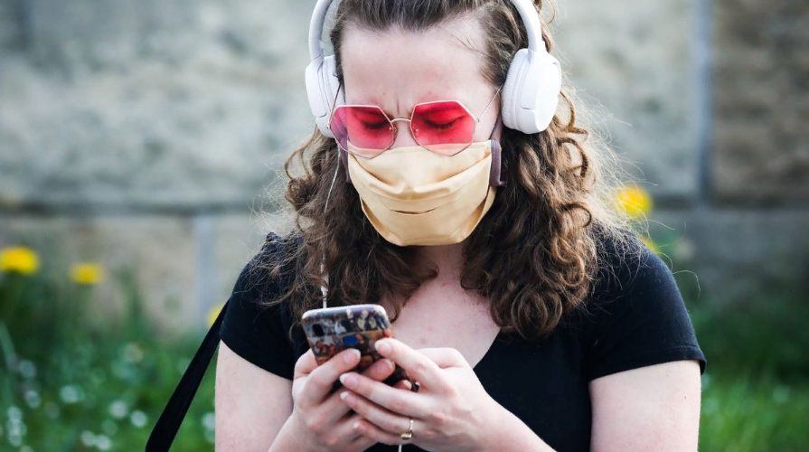 Источник: https://www.gettyimages.no/detail/news-photo/girls-wears-a-protective-face-mask-due-to-the-spread-of-news-photo/1211244076