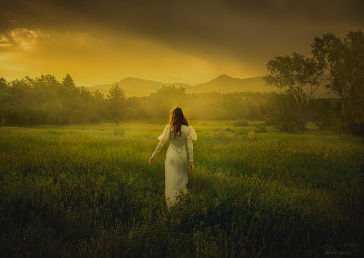 Источник: https://yandex.ru/images/ Фото из интернета но платье похоже и ещё была большая шляпа.