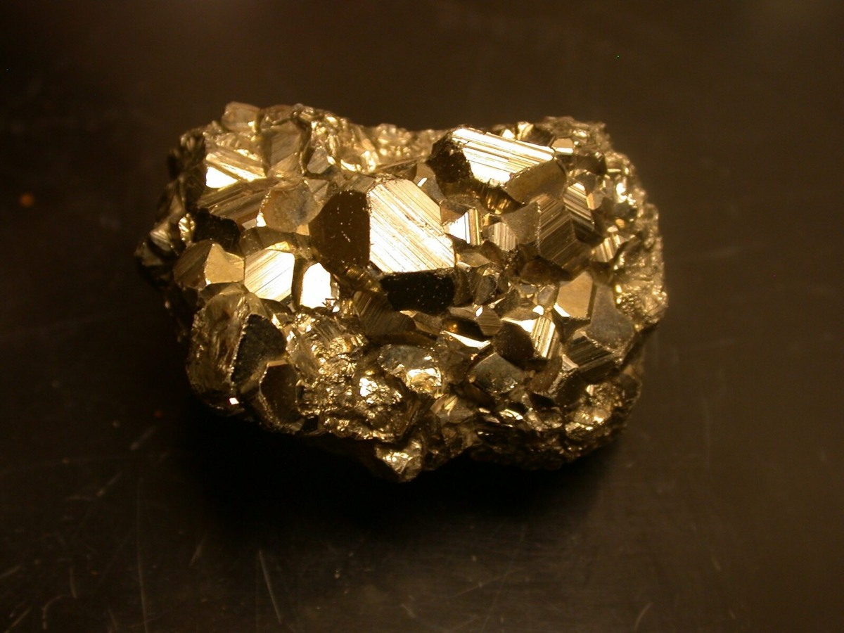 Пирит – камень, состоящий из примесей железа и серы. Минерал обладает уникальным цветом и структурой, которые внешне напоминают золото. Поэтому кристалл ценили и почитали коренные жители Америки. Несмотря на эти качества, самоцвет редко используется для создания ювелирных изделий. Это обусловлено тем, что минерал очень хрупкий. Он плохо поддается обработке и в процессе ношения может деформироваться. 
Пирит (железный или серный колчедан) – одно из самых распространенных соединений серы и железа. Из-за золотистого отлива и яркого блеска древние добытчики драгоценных металлов принимали камень за золото. Именно поэтому его второе название «золото дураков». Вкрапления минерала можно найти практически в любой горной породе. Особенно его много в магматических скоплениях. Кроме того, самоцвет можно часто встретить в рудной жиле. Например, пирит можно увидеть в самородках кварца, кальцита, сфалерита. 