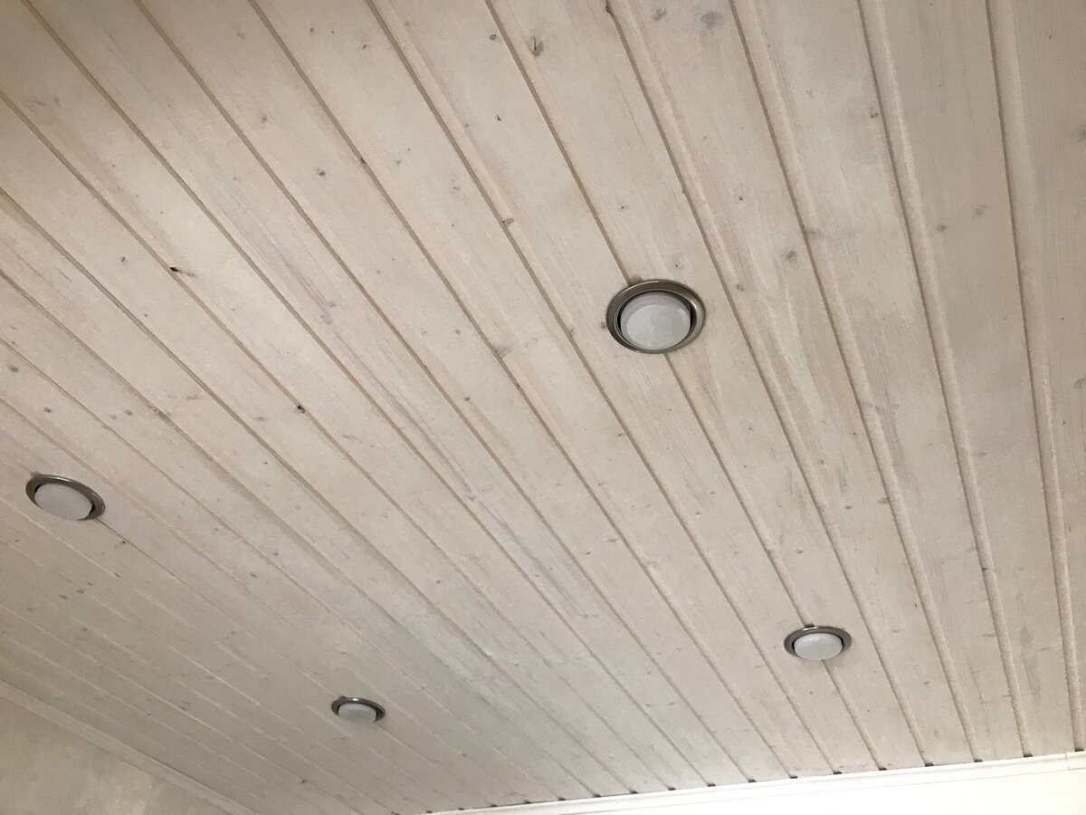 Потолок из вагонки в коридоре первого этажа, обработан антисептиком белого цвета 