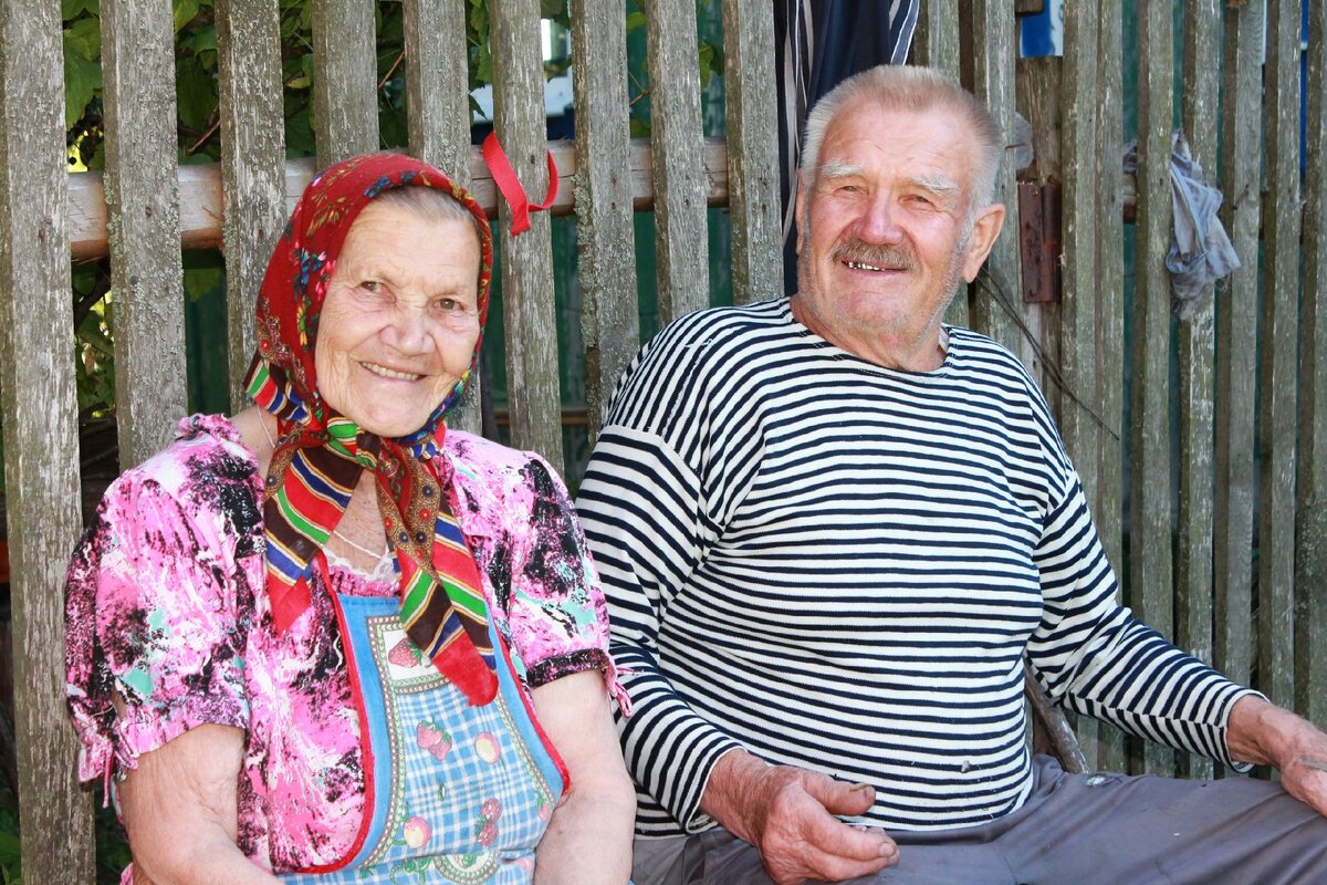 Зинаида Федоровна и Николай Кузьмич на лавочке у своего дома