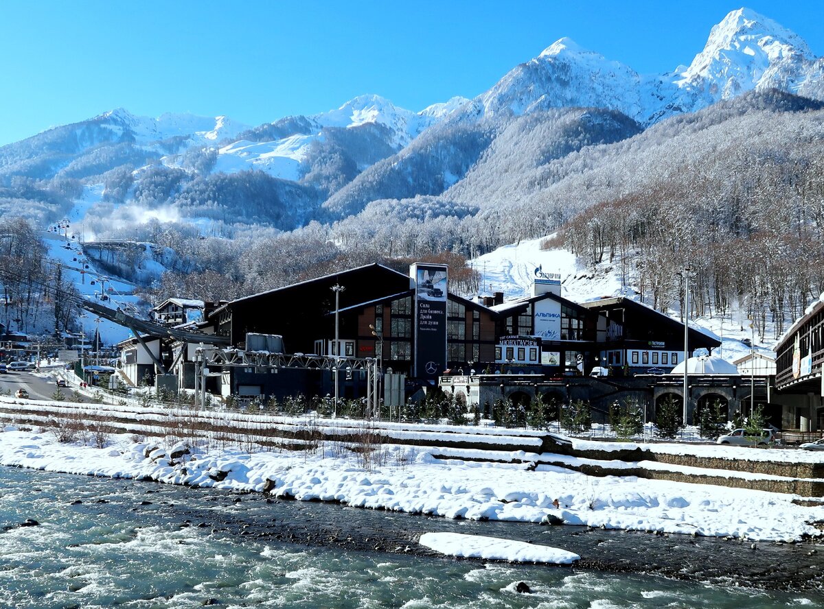 Нижняя станция подъемников горно-туристического центра "Газпром".