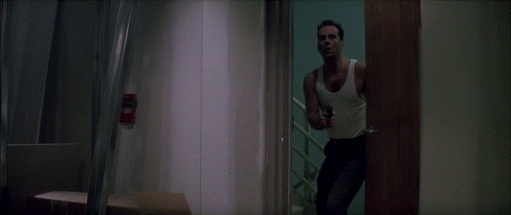 Одинокий, босой, злой. Задача Джона Маклейна - найти в этом свои преимущества. Кадр из фильма "Крепкий орешек"