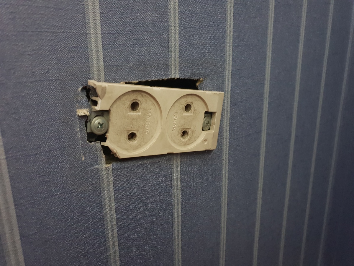 Моя старая розетка, которой очень плохо.